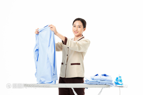 專業家政服務 女性熨燙與保潔